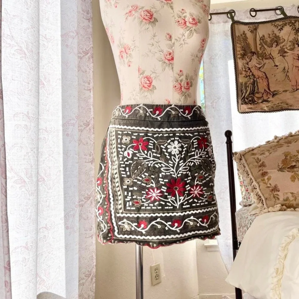 green floral embroidered mini‎ skirt